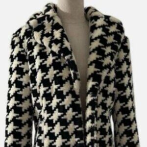 🎀Express Black & White/Cream Houndstooth Faux Fur Coat Size: 9/10